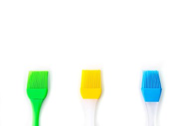 Renkli silikon fırça ile kopya alanı beyaz arka planda, üstten görünüm