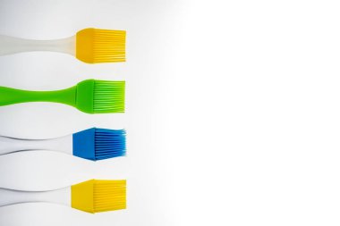 Renkli silikon fırça ile kopya alanı beyaz arka planda, üstten görünüm