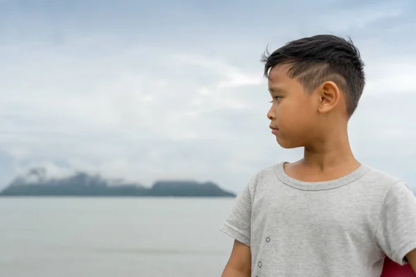 Criança Asiática Sentada Olhando Para Mar Durante Dia Conceito Lazer — Fotografia de Stock