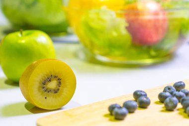 sebze ve masada yeşillik salatası