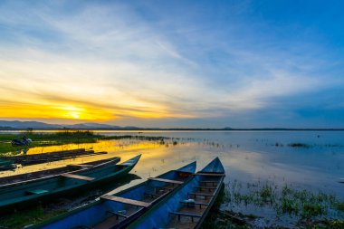 küçük balıkçı teknesi içinde Bang Phra rezervuar Sunrise, Sriracha, Chonburi, Tayland, Thailand