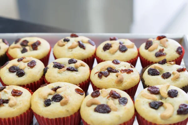 Focus Selettivo Torta Banana Guarnizione Con Mandorla Vassoio — Foto Stock