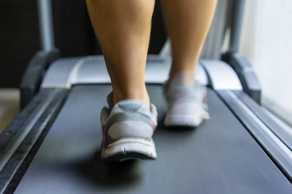 Adam atlet ayak runner makine içinde jimnastik salonu, fitness kavramı üzerinde çalıştırmak için antreman bulanıklık