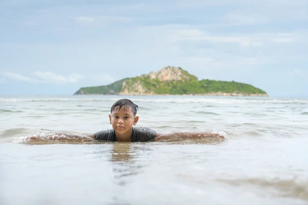 Menino Asiático Desfrutando Mar Perto Praia Manao Prachuap Khiri Khan — Fotografia de Stock