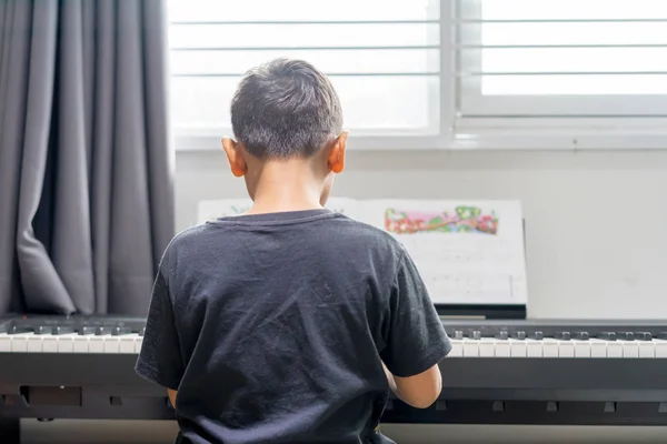 Asiatiska Liten Pojke Spela Piano Rummet — Stockfoto