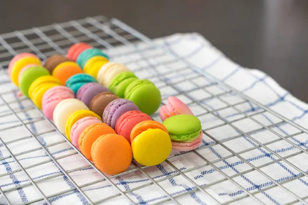Mjukt Fokus Macarons Dessert Med Vintage Pastellfärger Galler Och Tyg — Stockfoto