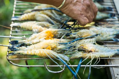 Taze çiğ karides yığını ızgara için hazırlamak