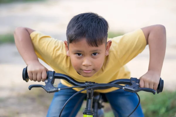 亚洲 男孩 骑自行车 在 自然 — 图库照片