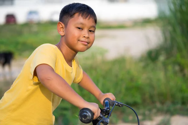 Ásia criança menino passeio bicicleta no natureza — Fotografia de Stock