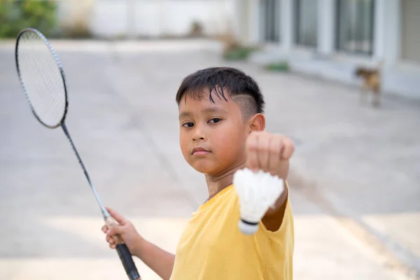 Asiático garoto menino jogar badminton em casa — Fotografia de Stock