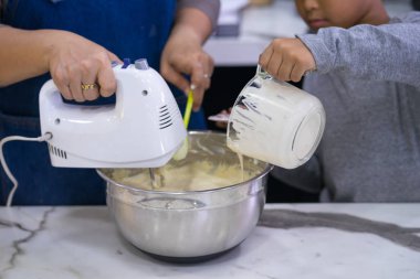 Anne ve oğlu bir pasta yapma