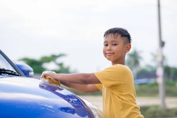 Asiático garoto menino lavagem carro — Fotografia de Stock