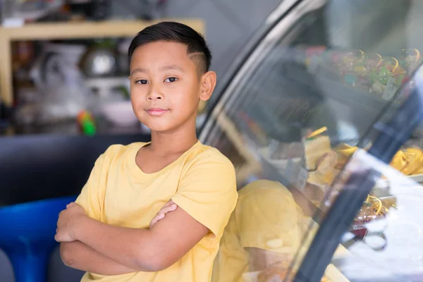 Asiático menino esperando na padaria loja e escolher padaria que oi — Fotografia de Stock