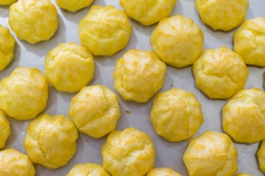 Fırın tepsisi masada choux krem.