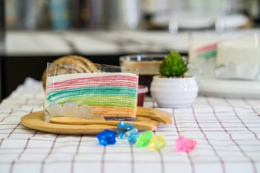 Ahşap tabakta çilek reçeli ile Gökkuşağı krep kek 