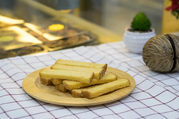 Ahşap tabakta Çıtır Ekmek Tereyağı Şeker