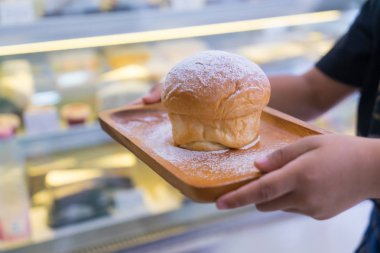 Chil ahşap plaka üzerinde pudra şekeri tozu ile Tereyağı ekmek toput