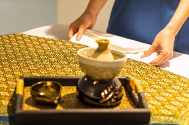 sıcak ışıkta masaj eliyle masaj ve spa odası 