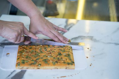 ev yapımı kurutulmuş meyveli kek dilimi