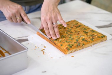 ev yapımı kurutulmuş meyveli kek dilimi