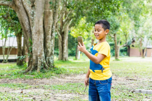 Khao Yai Milli Parkı'nda seyahat ederken çocuk selfie,Nakorn Ratchasima, Tayland