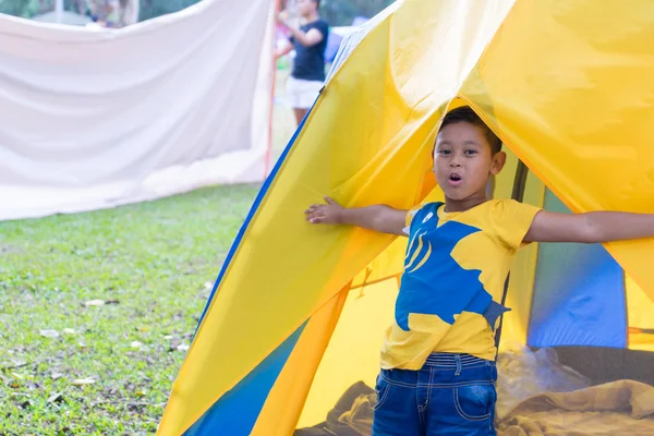 Niños Niños Están Tienda Durante Campamento —  Fotos de Stock