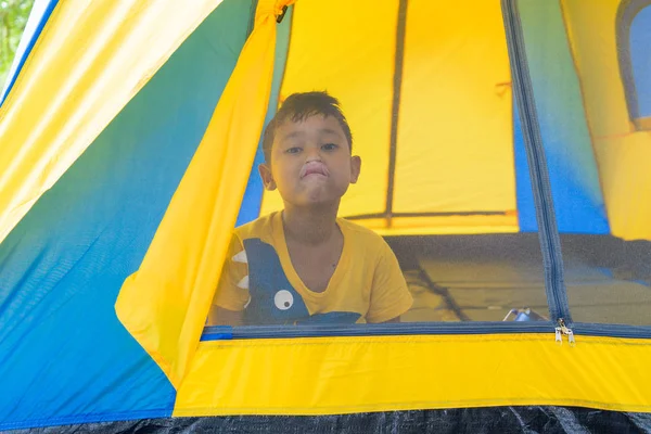 孩子们在露营时在帐篷里 — 图库照片