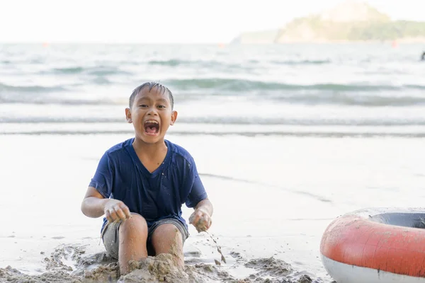 Meninos Estão Jogando Mar Praia Alegremente — Fotografia de Stock