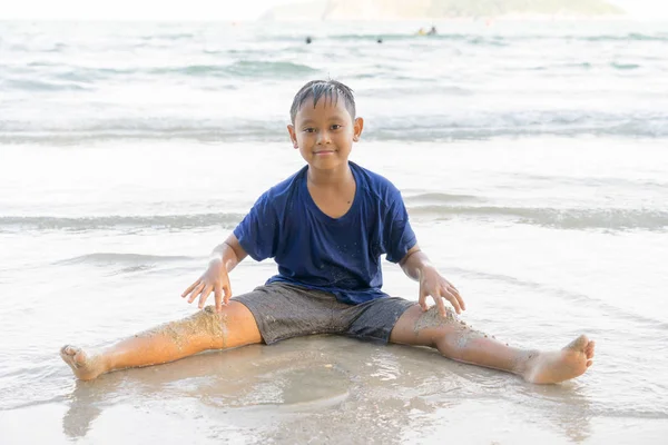 Meninos Estão Jogando Mar Praia Alegremente — Fotografia de Stock