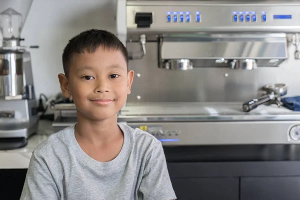 O menino sentado no café com máquina de café — Fotografia de Stock