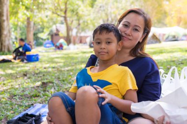 Anne ve Oğlu ormanda kamp. 