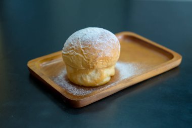 ahşap plaka üzerinde pudra şekeri tozu ile düz tereyağı ekmek