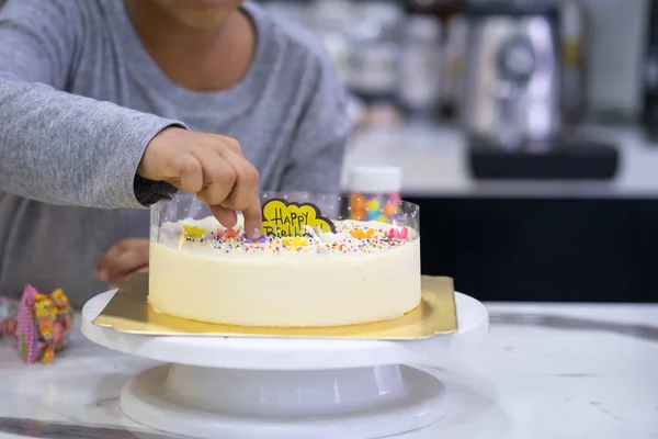 Niño feliz haciendo un pastel — Foto de Stock
