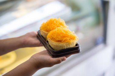 Çocuk elinde Altın Yumurta Sarısı İplik Kek, Tay tatlı gıda