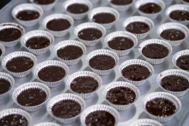 Fırında olmayan kek, tepsiye yerleştirilir