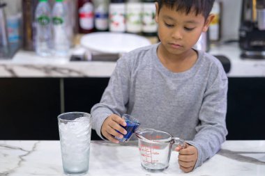 çocuk çocuk karışımı su mavi hawaii yapma