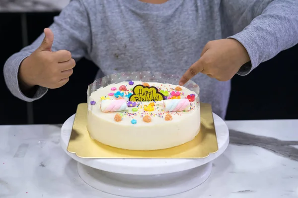 Mano de asia chico haciendo un pastel — Foto de Stock