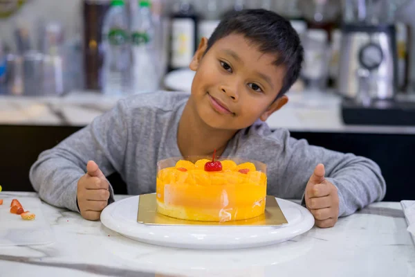Menino feliz fazendo um bolo — Fotografia de Stock