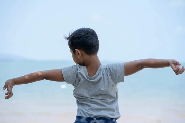 Menino Pequeno Ficar Praia Esticar — Fotografia de Stock