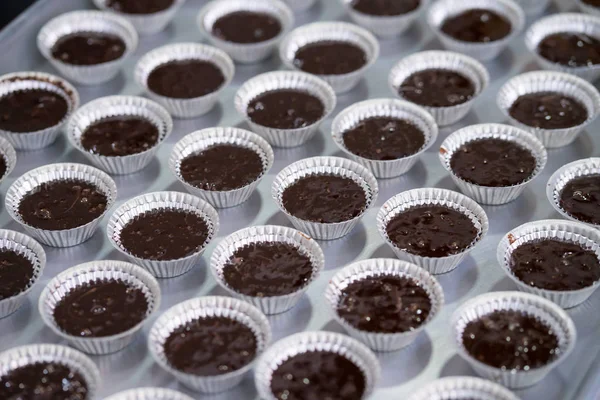 Fırında olmayan kek, tepsiye yerleştirilir