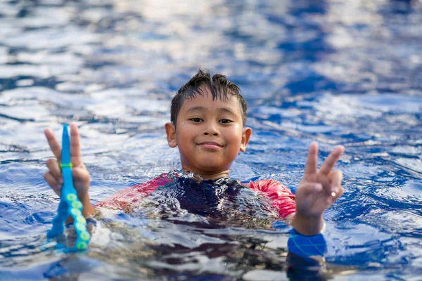Happy Asian Kid Boy simning på SIM bassäng på sommaren — Stockfoto