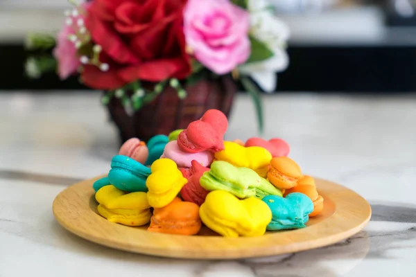 Pila de macaron postre en forma de corazón en placa de madera — Foto de Stock