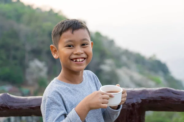 Asiatisk Guttunge Drikker Vann Fra Glasset Med Fjellbakgrunn – stockfoto