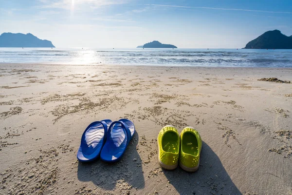 Sarı ve mavi ayakkabılar Ao Manao, morn plaj tarafında yerleştirilir