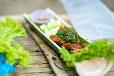 Kızarmış balık ezmesi topları bambu ağacından yapılmış ahşap tabakta balık.