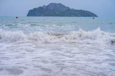 Sahilde yüzeye bir dalga.