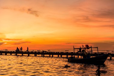 Harbor Köprüsü 'nün silueti ve gün batımında Bang Phra Beach, Sriracha choburi, Tayland