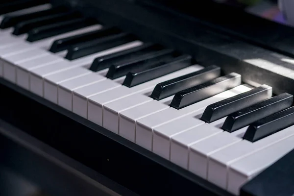 Nahaufnahme Seitenansicht Der Klaviertastatur Mit Wenig Licht — Stockfoto