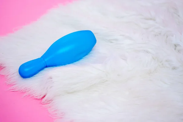 Halıda renkli plastik bowling topu