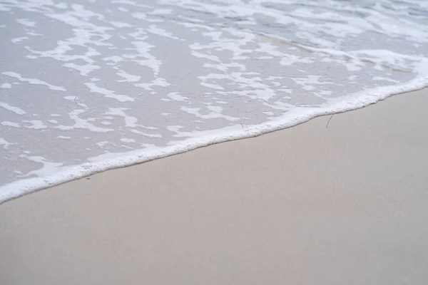 Morbida Onda Del Mare Sulla Spiaggia Sabbia — Foto Stock